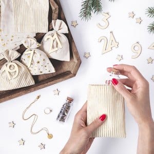 Adventskalender – Tygpåsar – Guld/Trä